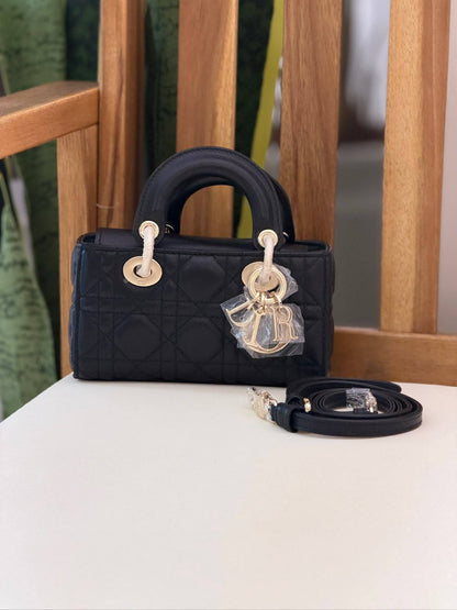 Dior
Super Master Quality ⚡️
‏Original Packing 🎁
For Price 👇 WhatsApp✅
0568585901 
0507557372
0552275751 Owner Zain 👌

‏📏Size 16CM
Zain321
♥️♥️♥️