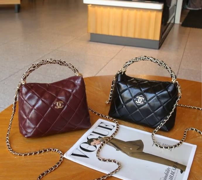 Chanel
100 dhs✅
Good  quality
Size:19cm
with box
🎁🎁🎁

Zain74
♥️♥️♥️