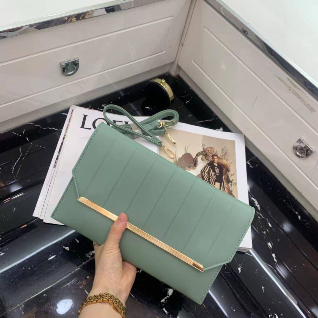 🎉  🎊 Clutch bag
Size : 26 *15 cm
45 dhs✅

Zain115
♥️♥️♥️