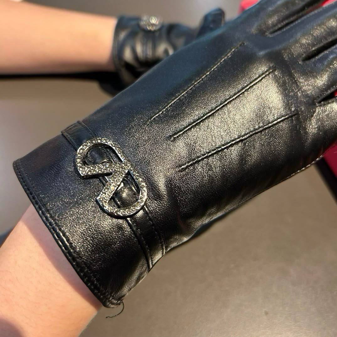 VALENTINO Gloves
VVIP QUALITY
WITH ORRIGINAL BOX
320 dhs🇦🇪🇦🇪

Zain281
♥️♥️♥️