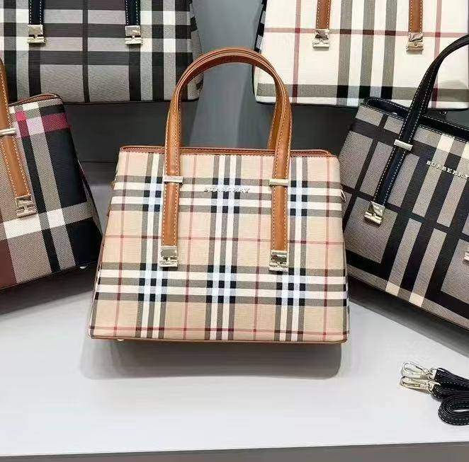 Burberry
good quality
110 dhs🇦🇪

Zain278
♥️♥️♥️