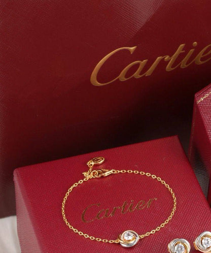 Cartier ❤️‍🔥*
Bracelet 🐦‍🔥
Master quality 💯
With normal boxes 📦 
50 dhs✅
With master box 🗃️ 
85 dhs✅

Zain216
♥️♥️♥️