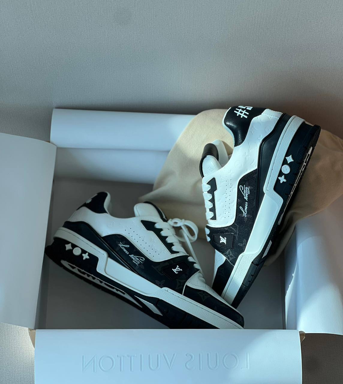 LOUIS VUITTON 
SUPER MASTER 
40-46
600 dhs🪙🖤

Zain43
♥️♥️♥️