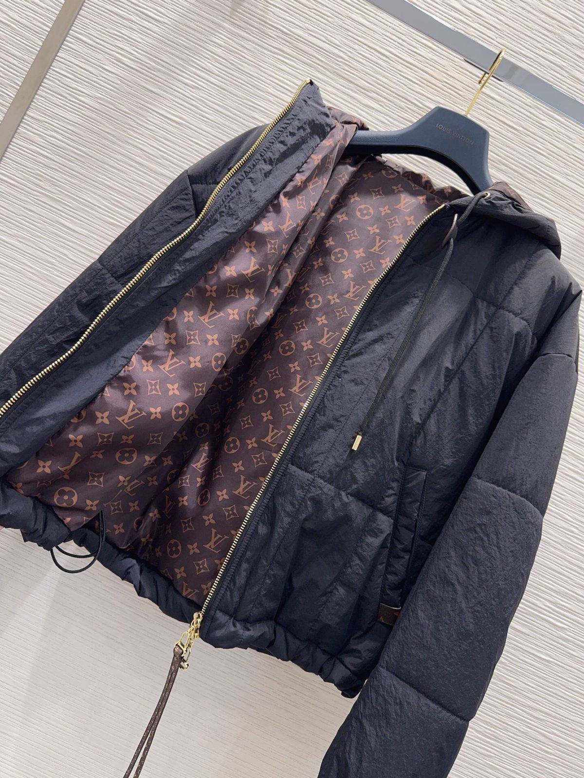LV
Women’s Jacket
Master Quality 
SML
460 dhs❣️

Zain276
♥️♥️♥️