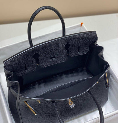HERMES BIRKIN 

35CM 

GOOD QUALITY 

120 DHS🇦🇪🇦🇪🇦🇪

Zain295
♥️♥️♥️
