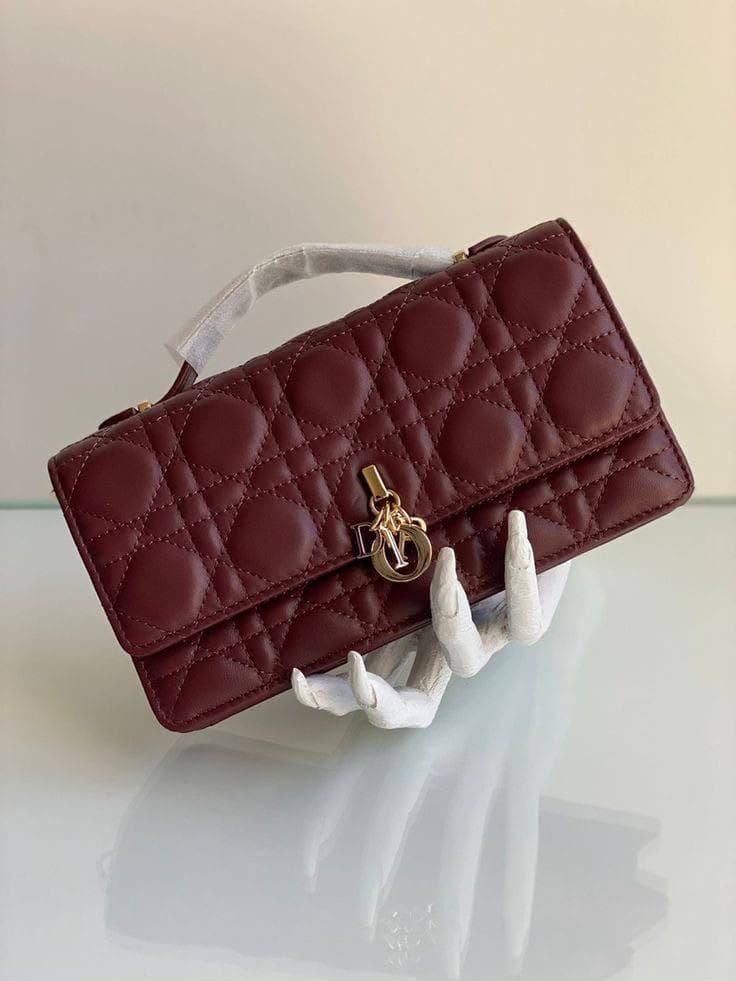 Dior

95 dhs🇦🇪🇦🇪

With box
22 cm

Zain219
♥️♥️♥️