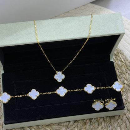 VCA SAT🔥*
Necklace 🍁
Earring✨
Bracelet 🦋
Master quality 💯
With normal boxes 🗃️ 
170 dhs🪙🌨️
With master box 📦 
220 dhs🪙🌨️

Zain216
♥️♥️♥️