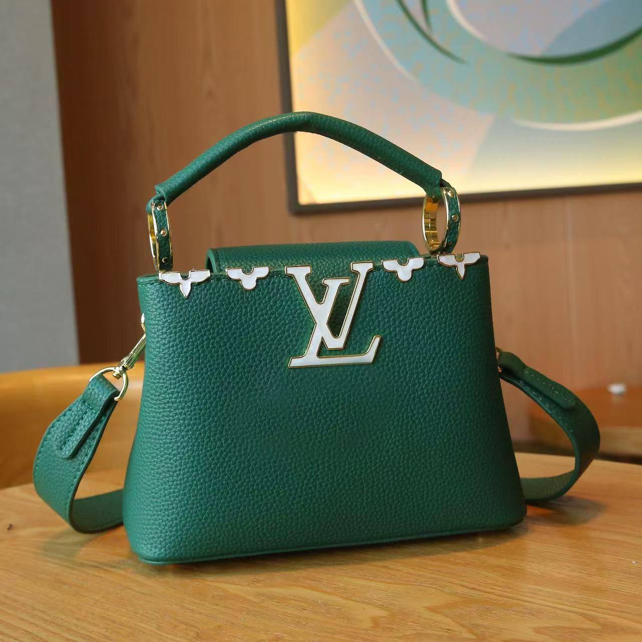 LV

100 dhs🗽

With box 📦 
🎁🎁🎁

20 cm 

Zain219
♥️♥️♥️