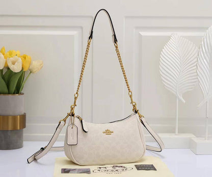 Coach
95 dhs🇦🇪🇦🇪 
high quality With box24cm

Zain21
♥️♥️♥️