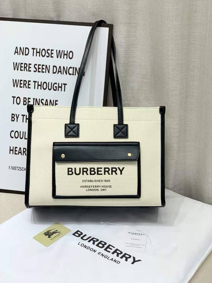 BURBERRY 
GOOD QUALITY 
110 dhs✅

Zain295
♥️♥️♥️