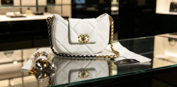 Chanel

115 dhs✅

with box 🎁

Size :22-14-5

Zain07
♥️♥️♥️