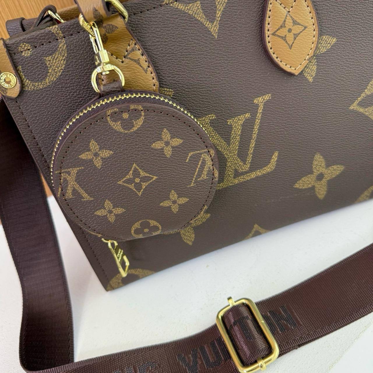 LV
25*20*11cm

80 dhs🪙🖤

Zain17
♥️♥️♥️