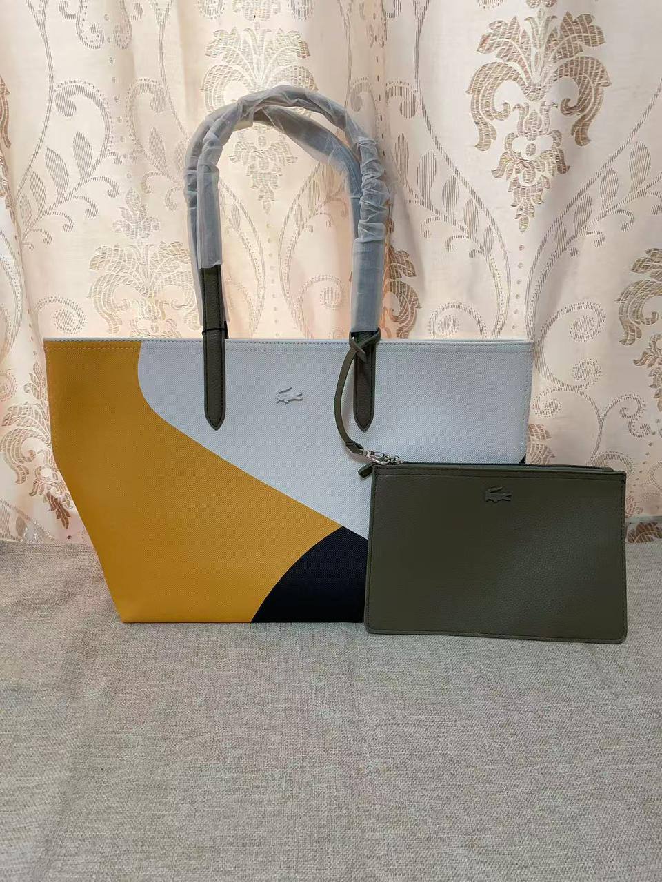 🌟 LACOSTE 🐊 New 2 in 1
✌🏻Double-sided usable bag
1⃣️First quality 
Size: 47 * 29 cm
90 dhs❤️

Zain115
♥️♥️♥️