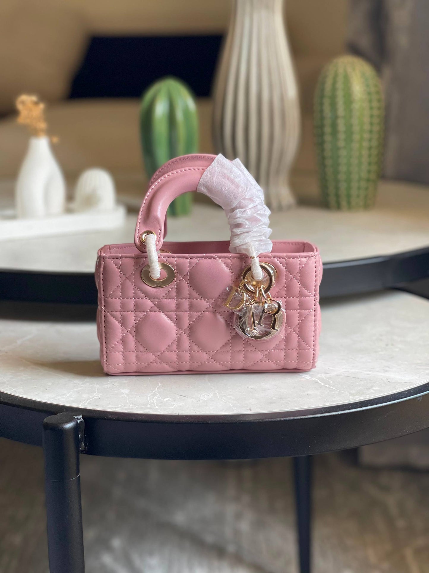 DIOR
Size- 16Cm💥
Available original box 📦 
With full packing 🎀🎀
Super high quality 💥💥
For Price 👇 WhatsApp✅
0568585901 
0507557372
0552275751 Owner Zain 👌

Zain283
♥️♥️♥️