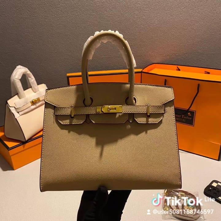 Hermes
GOOD QUALITY 
115 dhs🌺
SIZE 30 CM

Zain200
♥️♥️♥️