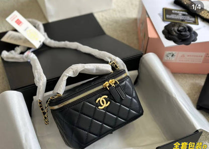 Chanel 
good quality, 
comes with box,  
🎁🎁🎁

size...19* 10  cm 
100 dhs💓

Zain12
♥️♥️♥️