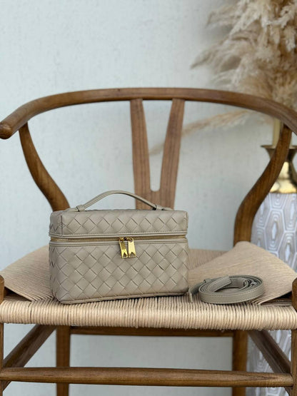 BOTTEGA VENETA*
20cm
330 dhs❤️
Top quality 
With box🎁

Zain167
♥️♥️♥️