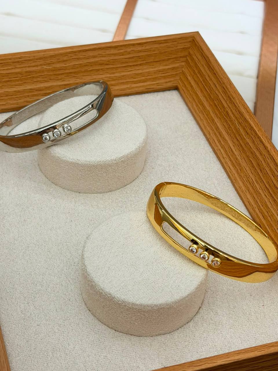 Bangle ❤️‍🔥*
good quality 💯
With black boxes 🗃️ 
20 dhs💓
With normal boxes 📦 
And paper bag🛍️
30 dhs💓

Zain216
♥️♥️♥️