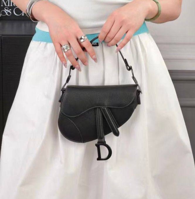 DIOR 
RESTOCK SMALL SIZE 

GOOD QUALITY 

WITH BOX 
🎁🎁🎁

100 dhs🪙💕

Zain39
♥️♥️♥️