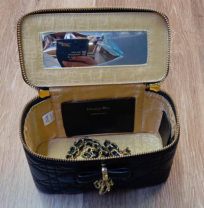 Dior

Good quality 
with box 

100 dhs🇦🇪🇦🇪🇦🇪

Zain186
♥️♥️♥️
