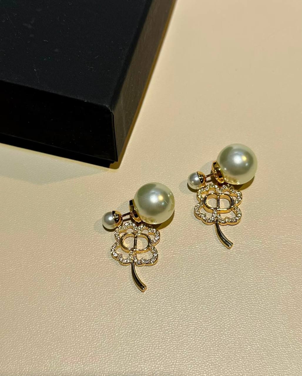 Dior❤️‍🔥*
Earring 🦋
Master quality 💯
With normal boxes 📦 
45 dhs✅
With master box 🗃️ 
60 dhs✅

Zain216
♥️♥️♥️