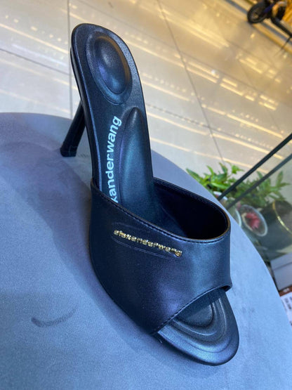Prada
Size 36-42
120 dhs✅

Zain57
♥️♥️♥️