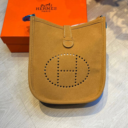 Hermes Evelyne

18cm

90 dhs
with BOX
🎁🎁🎁


Zain44
Zain254
♥️♥️♥️