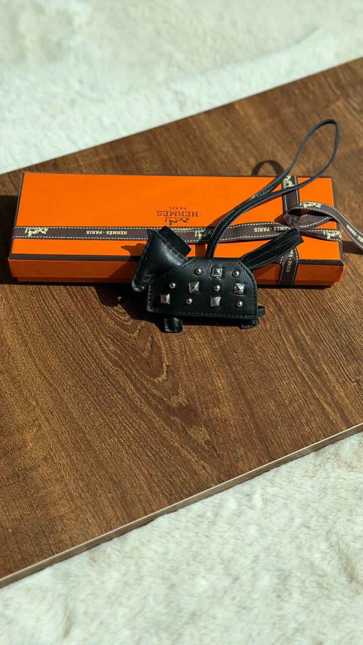 HERMES 🧡 🐎

Rodeo Robeo rock pm charm
*Orignal leather* 

*WITH ORIGINAL PACKING* 🎁 

320 dhs🌺

*HANDMADE*

Zain280
♥️♥️♥️