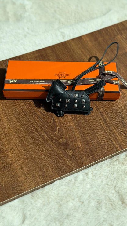HERMES 🧡 🐎

Rodeo Robeo rock pm charm
*Orignal leather* 

*WITH ORIGINAL PACKING* 🎁 

320 dhs🌺

*HANDMADE*

Zain280
♥️♥️♥️