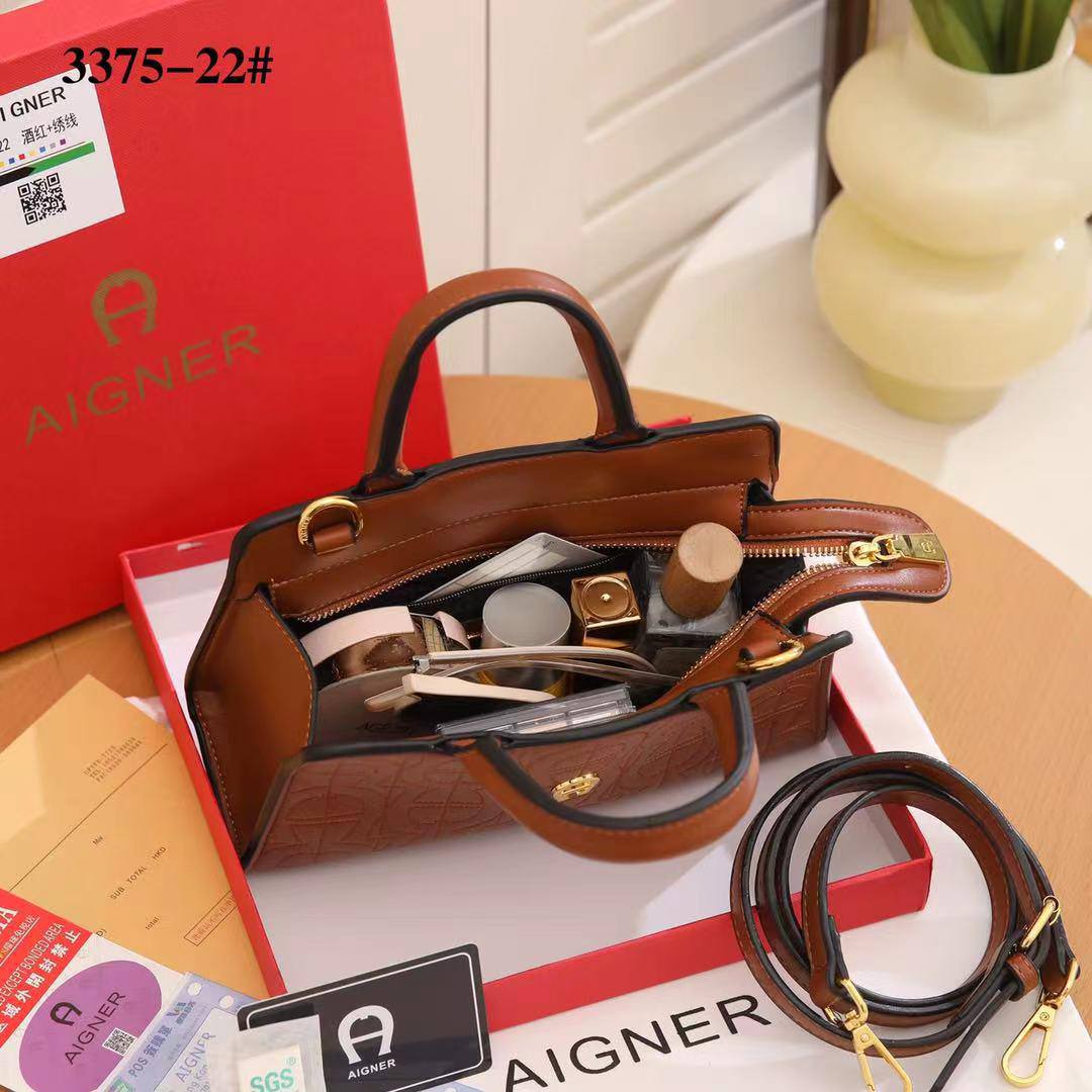 Aigner
115 dhs❤️
SIZE：22cm

High-quality product with a box
🎁🎁🎁

Zain35
♥️♥️♥️