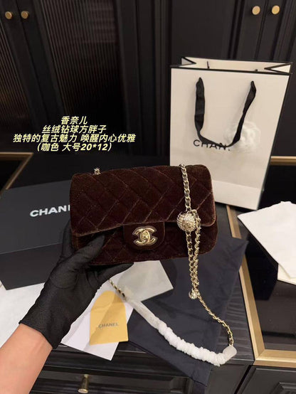 Chanel

With box  
🎁🎁🎁

Size 20cm

230 dhs❤️

Zain189
♥️♥️♥️