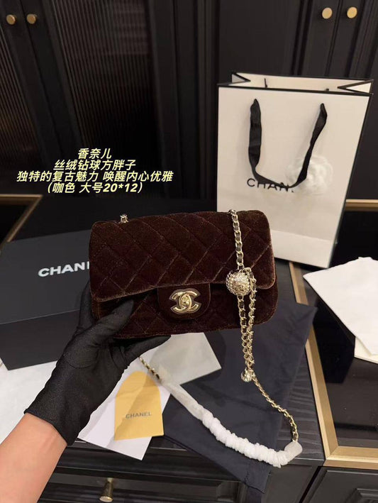 Chanel

With box  
🎁🎁🎁

Size 20cm

230 dhs❤️

Zain189
♥️♥️♥️