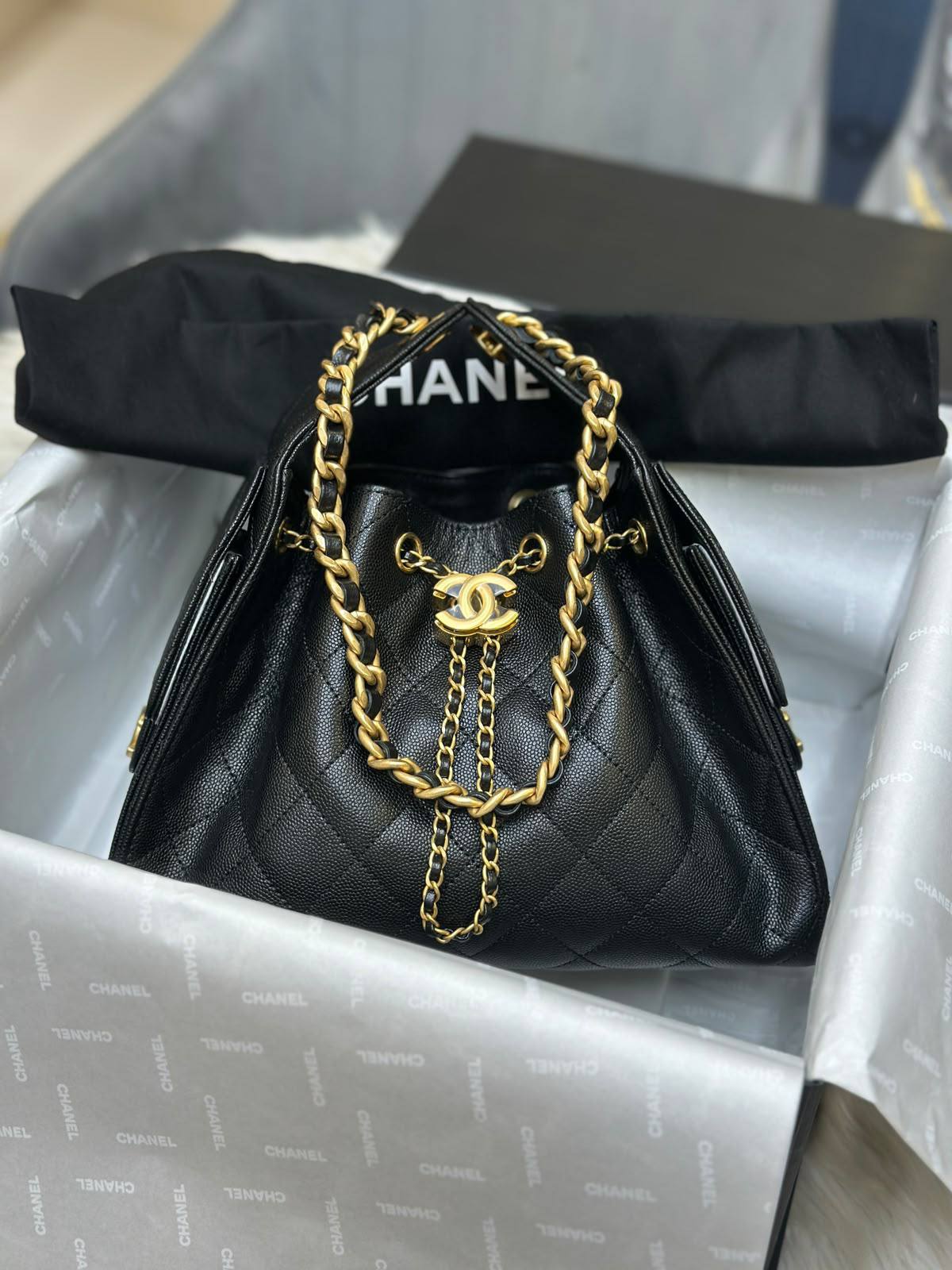 Chanel 
25 bag featuring a woven leather and gold-tone chain handle
2000 dhs🇦🇪🇦🇪

Zain71
♥️♥️♥️