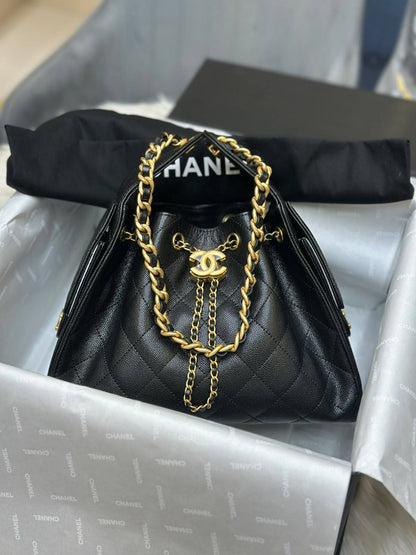 Chanel 
25 bag featuring a woven leather and gold-tone chain handle
2000 dhs🇦🇪🇦🇪

Zain71
♥️♥️♥️