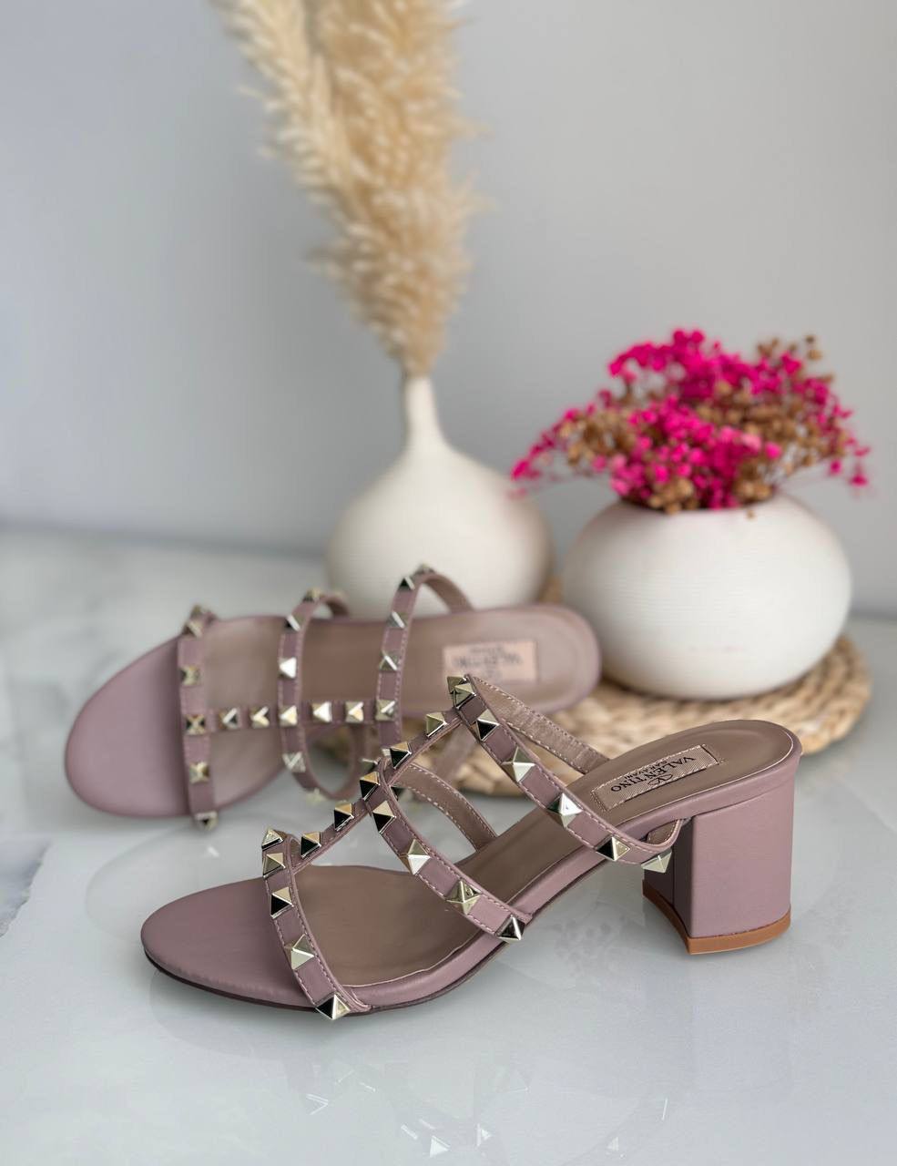 VALENTINO
*Vip quality*
*Size 36 to 41*
400 dhs✅

Zain113
♥️♥️♥️