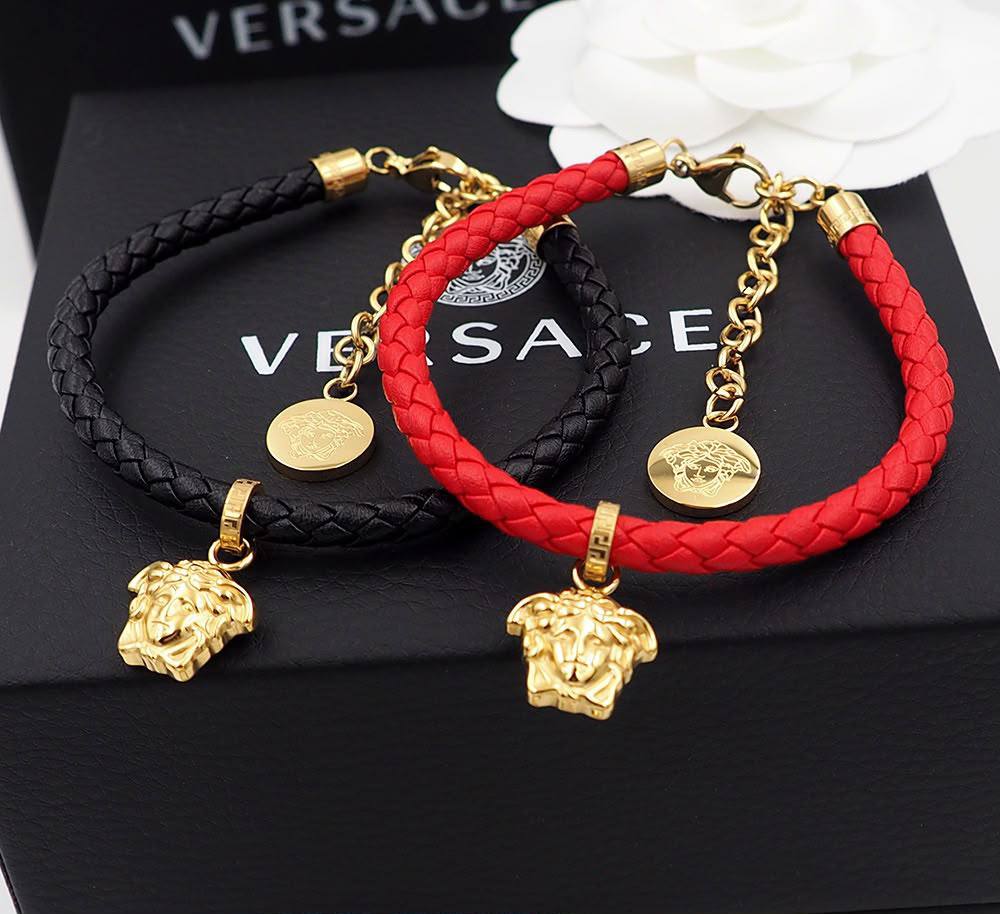 Versace Bracelet🦋
Unisex ⚧️
Master quality 🎊

*45* AED normal box 📦

Zain48
❣️❣️❣️