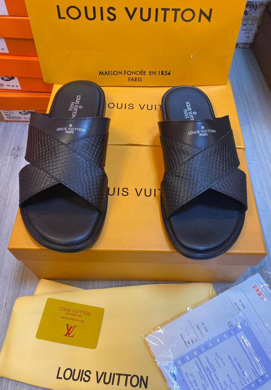 LV
Slipper, New Arrived 
Size 40 To 45
110 dhs🪙💕

Zain120
♥️♥️♥️