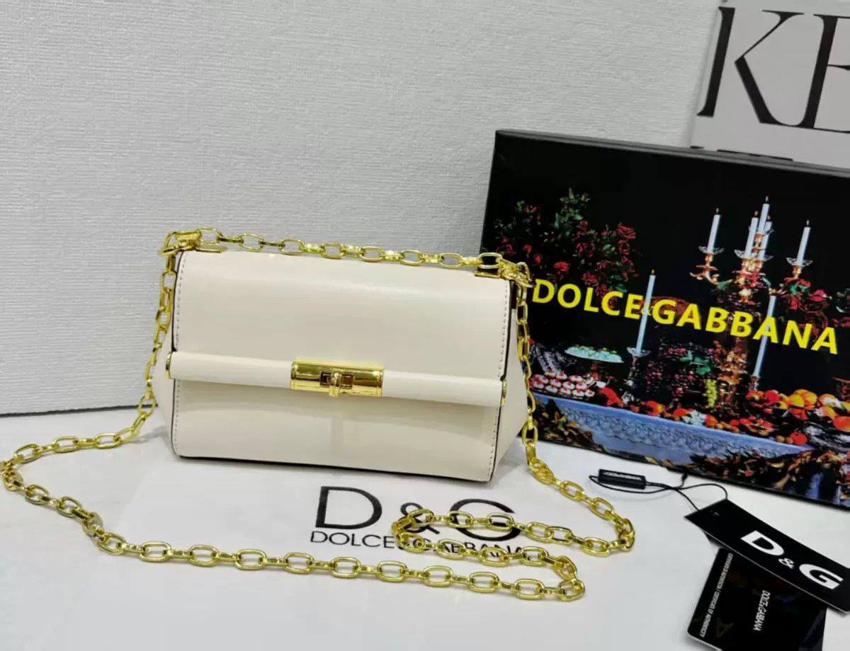 D&G
good quality 
with box
🎁🎁🎁

100 dhs✅

Zain39
♥️♥️♥️