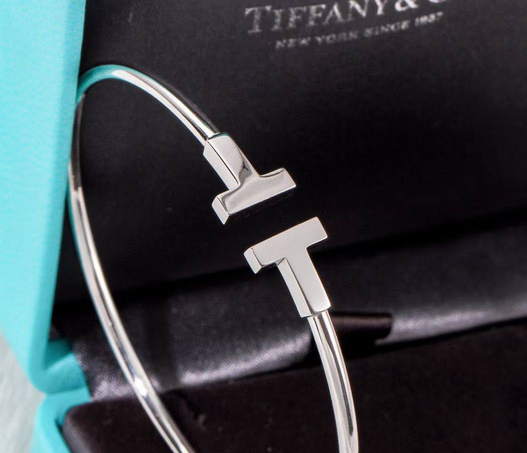 Tiffany 
Bangle ✨
*Master quality ✅*

With normal boxes 📦 
45 dhs💓
With master box 🗃️ 
75 dhs💓

Zain216
♥️♥️♥️