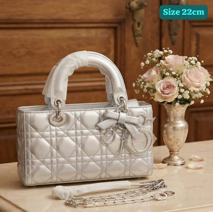Dior

Good quality 

with box 
125 dhs🇦🇪🇦🇪🇦🇪

Zain186
♥️♥️♥️