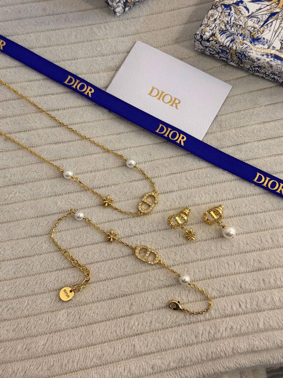 DIOR 🤍
* ⁠↗️ *Super Master Quality ®️*⬆️
* DIOR Petit CD with Stone & Pearl PENDANT , EARINGS & BRACLET

*260 dhs✅* with *Normal* Box and Bag
*280 dhs✅* with *Orignal* Packaging 🎁

Zain209
♥️♥️♥️