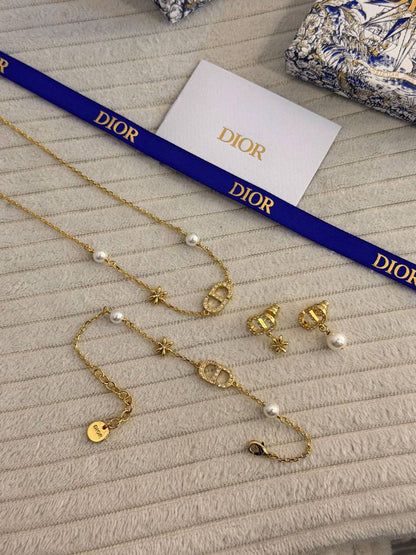 DIOR 🤍
* ⁠↗️ *Super Master Quality ®️*⬆️
* DIOR Petit CD with Stone & Pearl PENDANT , EARINGS & BRACLET

*260 dhs✅* with *Normal* Box and Bag
*280 dhs✅* with *Orignal* Packaging 🎁

Zain209
♥️♥️♥️
