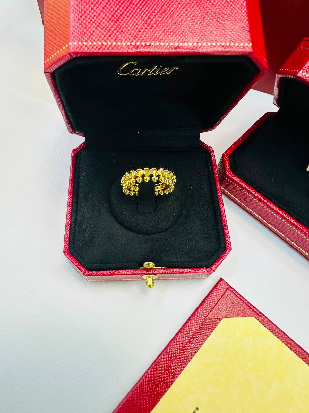 CARTIER SET❤️‍🔥*
Necklace 💥
Earring 🔥
Bracelet 🐦‍🔥
Ring 💍 available size 👇
6,7,8,9
With stone 🦋
With normal boxes 🗃️ 
340 dhs✅

With master box 📦 
390 dhs✅

Zain216
♥️♥️♥️