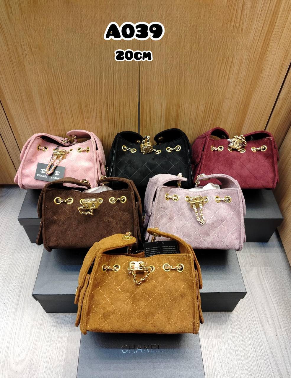 Chanel   
Good quality.”
•With Box.🎁🎁🎁
•20cm 
120 dhs❣️

Zain107
♥️♥️♥️