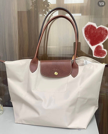 Longchamp 
good quality, good 
size. 46 * 30 cm
65 dhs❣️

Zain12
♥️♥️♥️