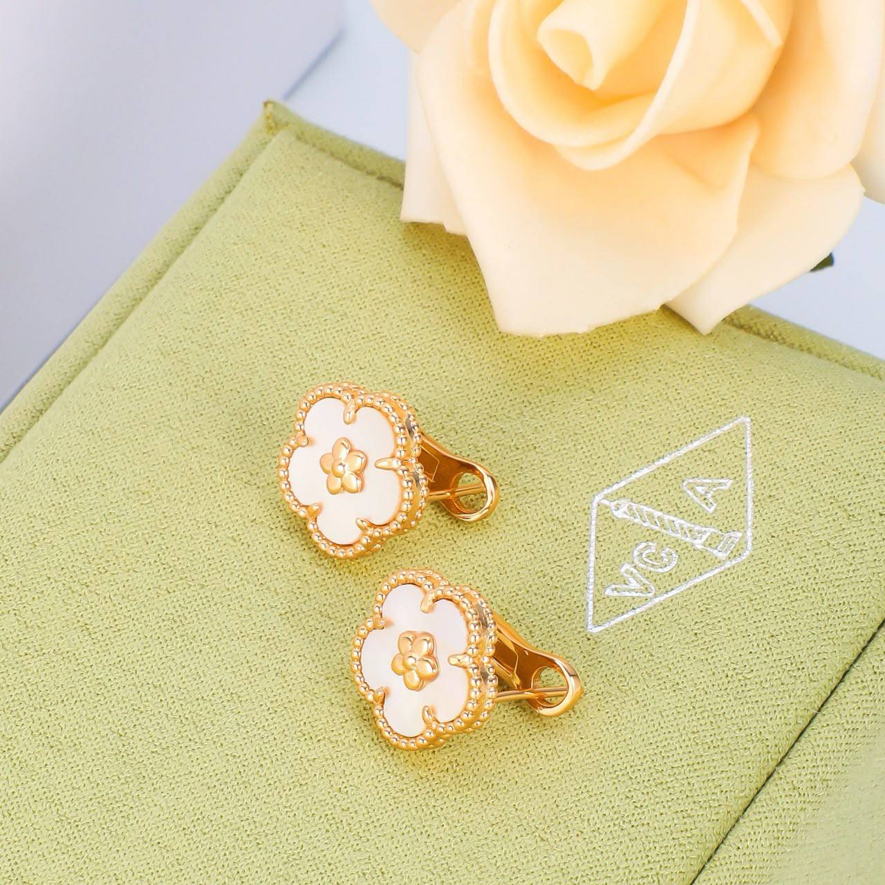 VCA set 🎊
Necklace 
Earrings 
Bracelet 
*Master Quality*☘️

*160* AED normal box 📦 
*220* AED original box 🗃️

Zain48
♥️♥️♥️