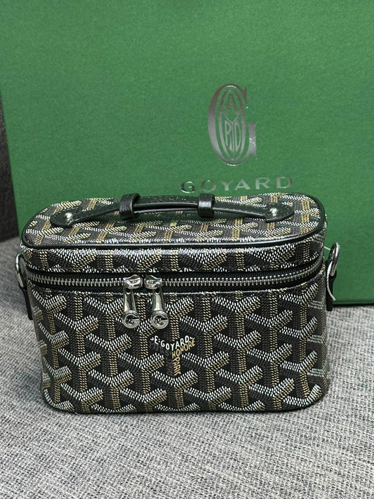 Goyard mini makeup box
Size 16x8cm
170 dhs🪙🖤

Zain189
♥️♥️♥️