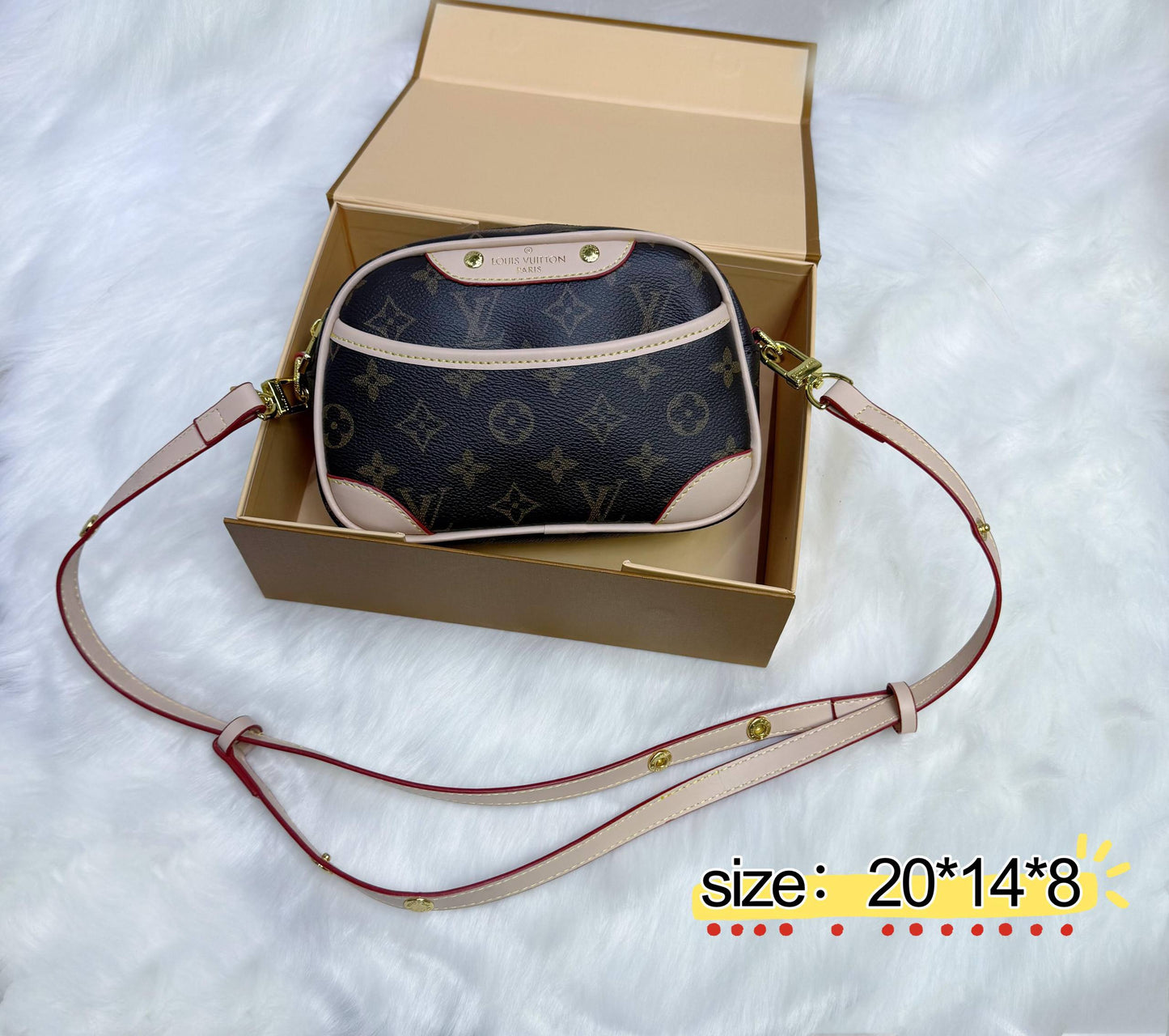 LV

✨✨NEW ✨✨

95 dhs❣️

with box
🎁🎁🎁

Zain38
♥️♥️♥️