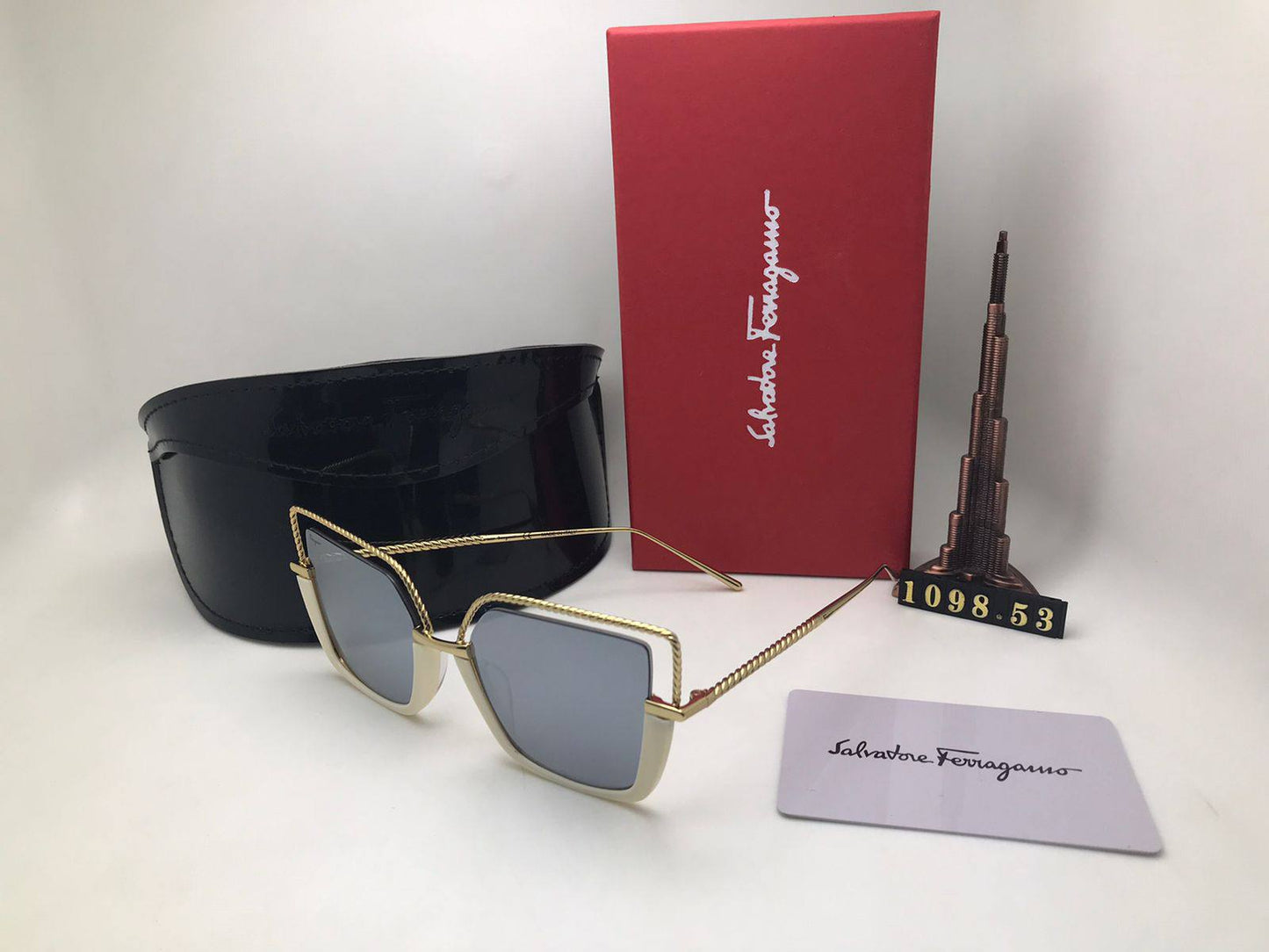 Ladies sunglasses 
masters quality 
180 dhs👑

Zain126
♥️♥️♥️