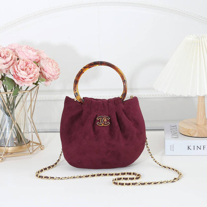 Chanel 
Best quality 

with box’s 
🎁🎁🎁

95 dhs✅
size 20cm

Zain290
♥️♥️♥️